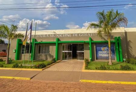 Foto da fachada da prefeitura de Goiatins-TO durante o dia