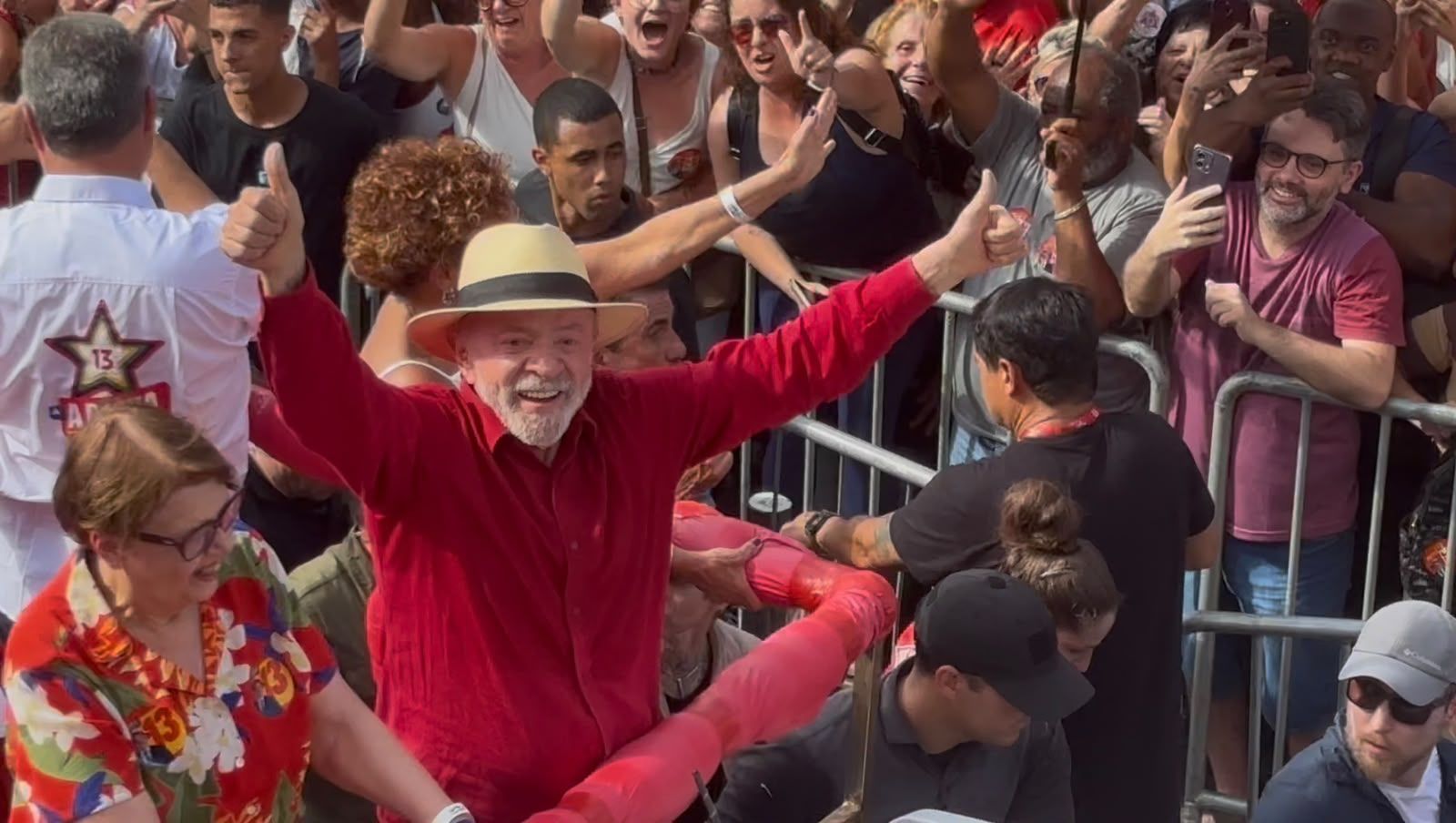 Lula discursa frente a multidão em Juiz de Fora, na Zona da Mata mineira, nesta sexta (16)
