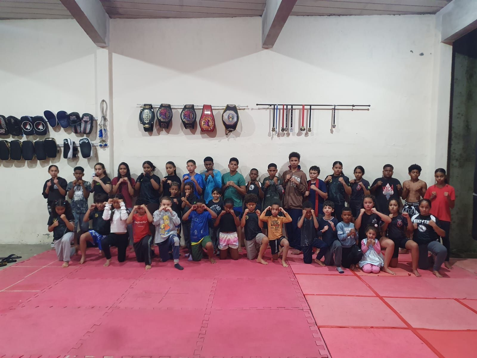 Projeto social Muay Thai em Ação arrecada doações para festa do Dia das Crianças