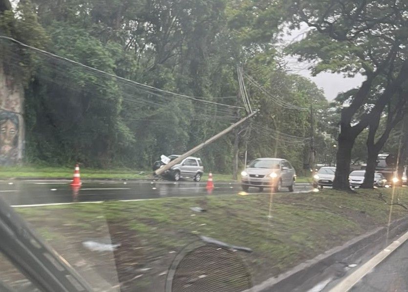 Quedas de postes atingidos por veículos complicam o trânsito na BR 381 no Vale do Aço 