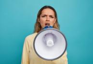 Quem governa a nossa mente: a crítica ou o elogio? Entenda como nossas reações influenciam a autoestima