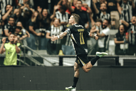 Bernard comemora gol pelo Atlético na Arena MRV