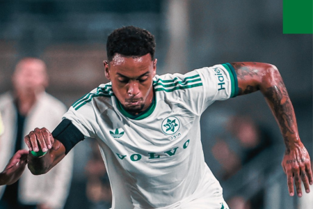 Bruninho, cria do Atlético, em ação pelo Maccabi Haifa, de Israel