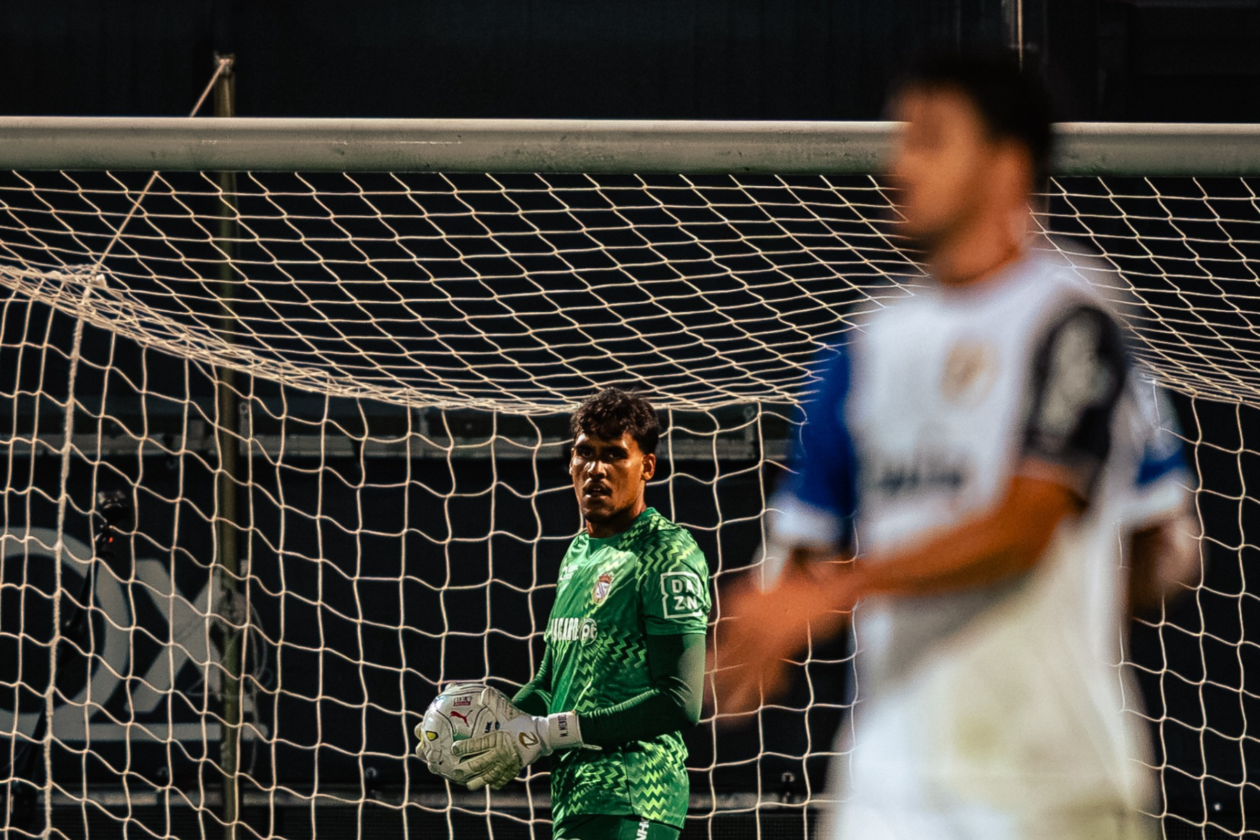 Multicampeão pelo Atlético, goleiro dá assistência em goleada na Europa; veja vídeo