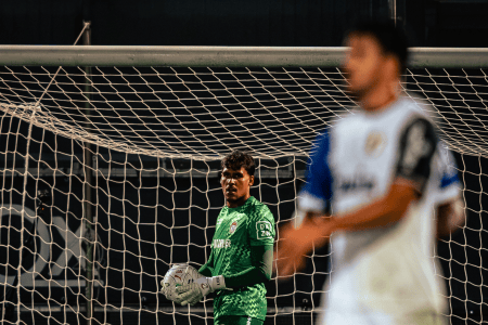 Multicampeão pelo Atlético, Matheus Mendes em ação pelo Alverca contra o Famalicão pelo Campeonato Português