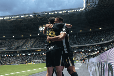 Thiago Borbas e Vitor Hugo comemoram gol do Atlético na Arena MRV