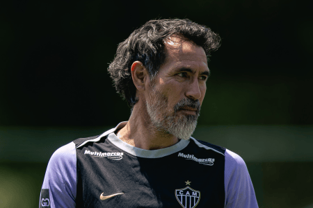 Técnico Eduardo Domínguez no comando do treino do Atlético na Cidade do Galo