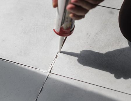 Especialistas explicam por que o rejunte do banheiro fica preto mesmo após a limpeza