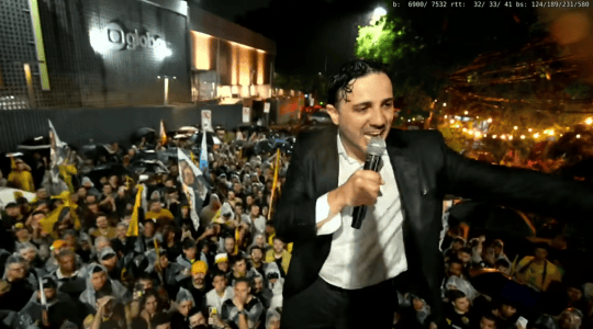 Renan Santos protesta em frente à Rede Globo