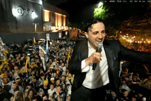 Após cancelamento, Renan Santos faz protesto em frente à Globo e ataca adversários