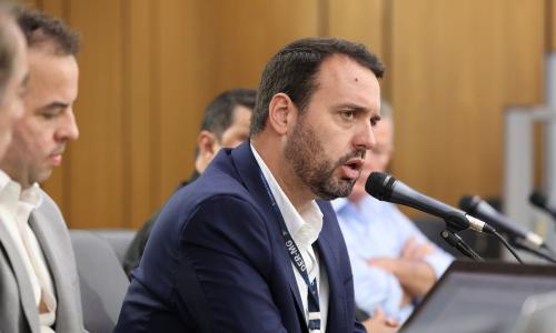 Rodrigo Tavares fala ao microfone na Assembleia Legislativa do Estado de Minas Gerais (ALMG)