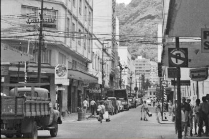 Rua São João esquina com a Rua Batista de Oliveira. Em destaque, Edifício Presidente Deodoro, em novembro de 1969 autoria provável Roberto Dornelas ou Jorge Couri