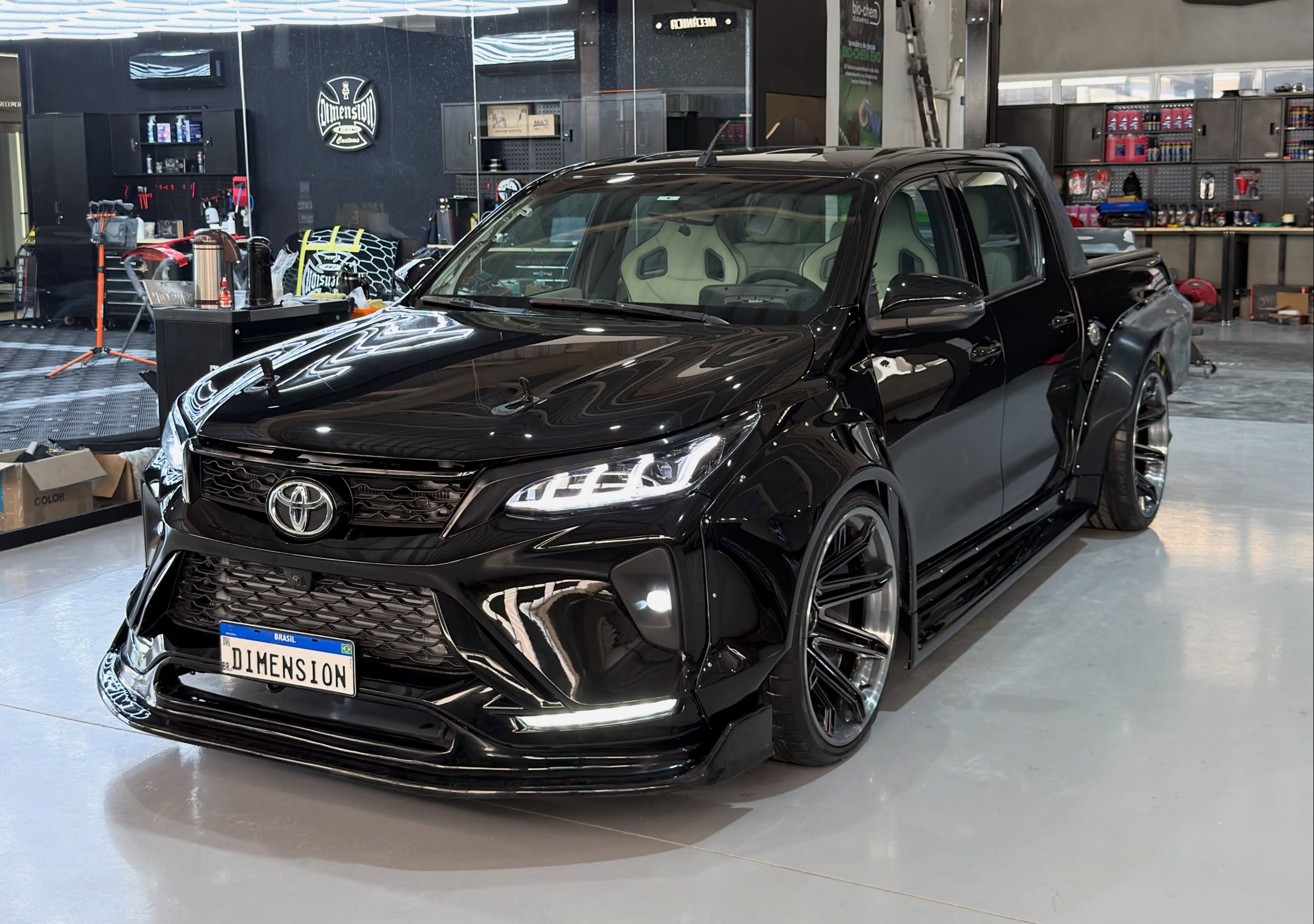 Toyota Hilux rebaixada e com motor de 800 cv será a atração brasileira em evento nos EUA