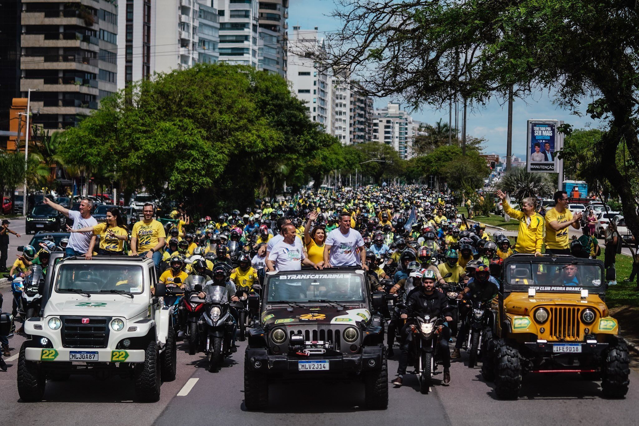 Governadores eleitos no Sul promovem motociata pró-Flávio em Florianópolis