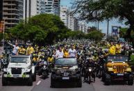 Governadores eleitos no Sul promovem motociata pró-Flávio em Florianópolis