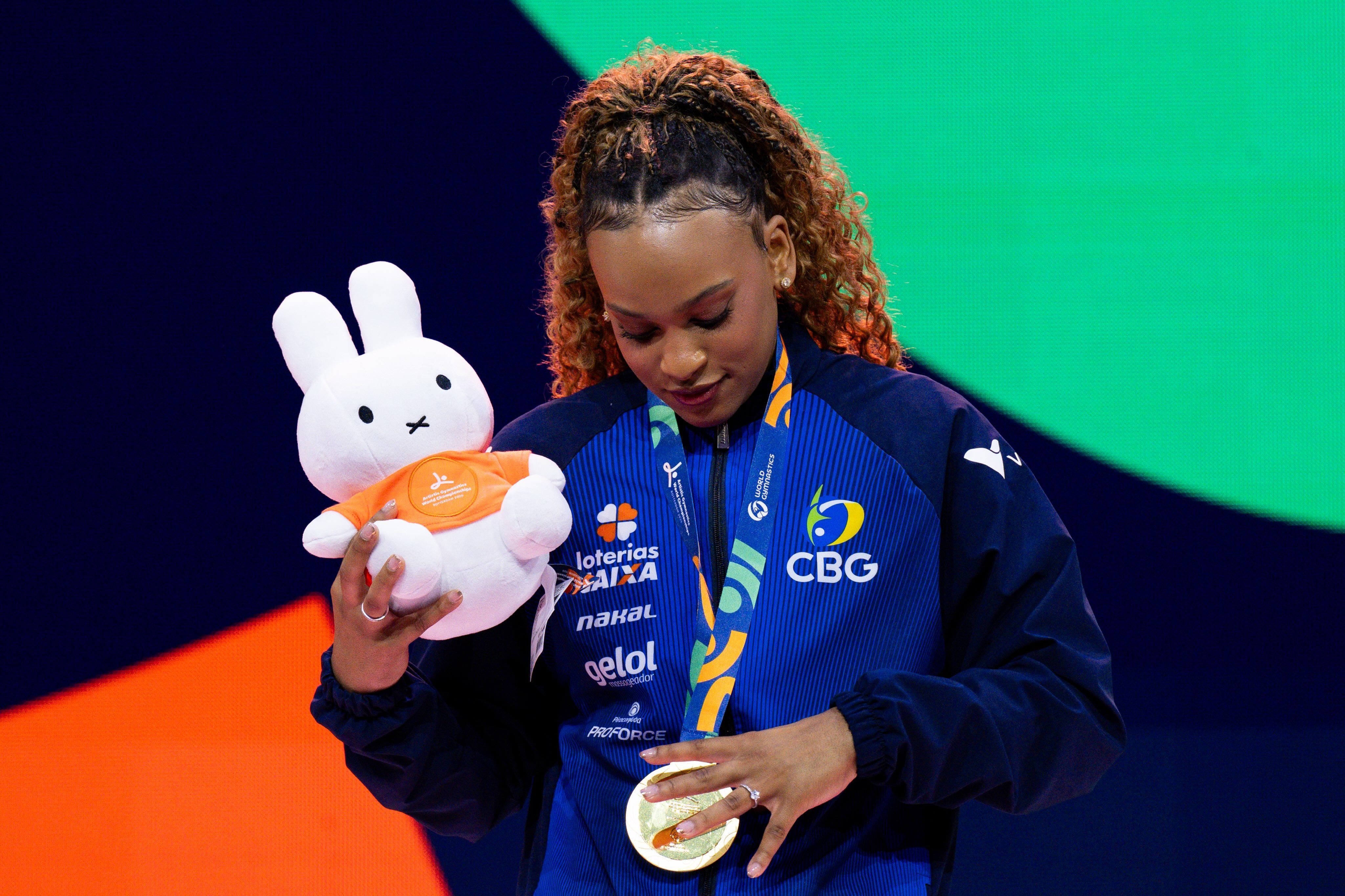 Rebeca Andrade rasga elogios a Simone Biles após conquistar ouro no Mundial de Ginástica
