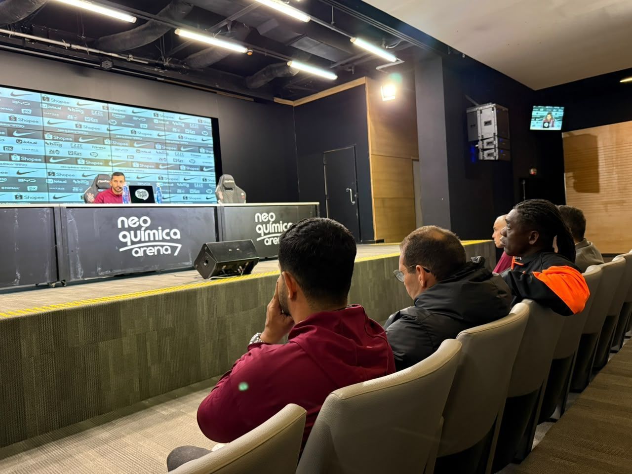Seedorf assiste entrevista de auxiliar e recebe elogios no Corinthians