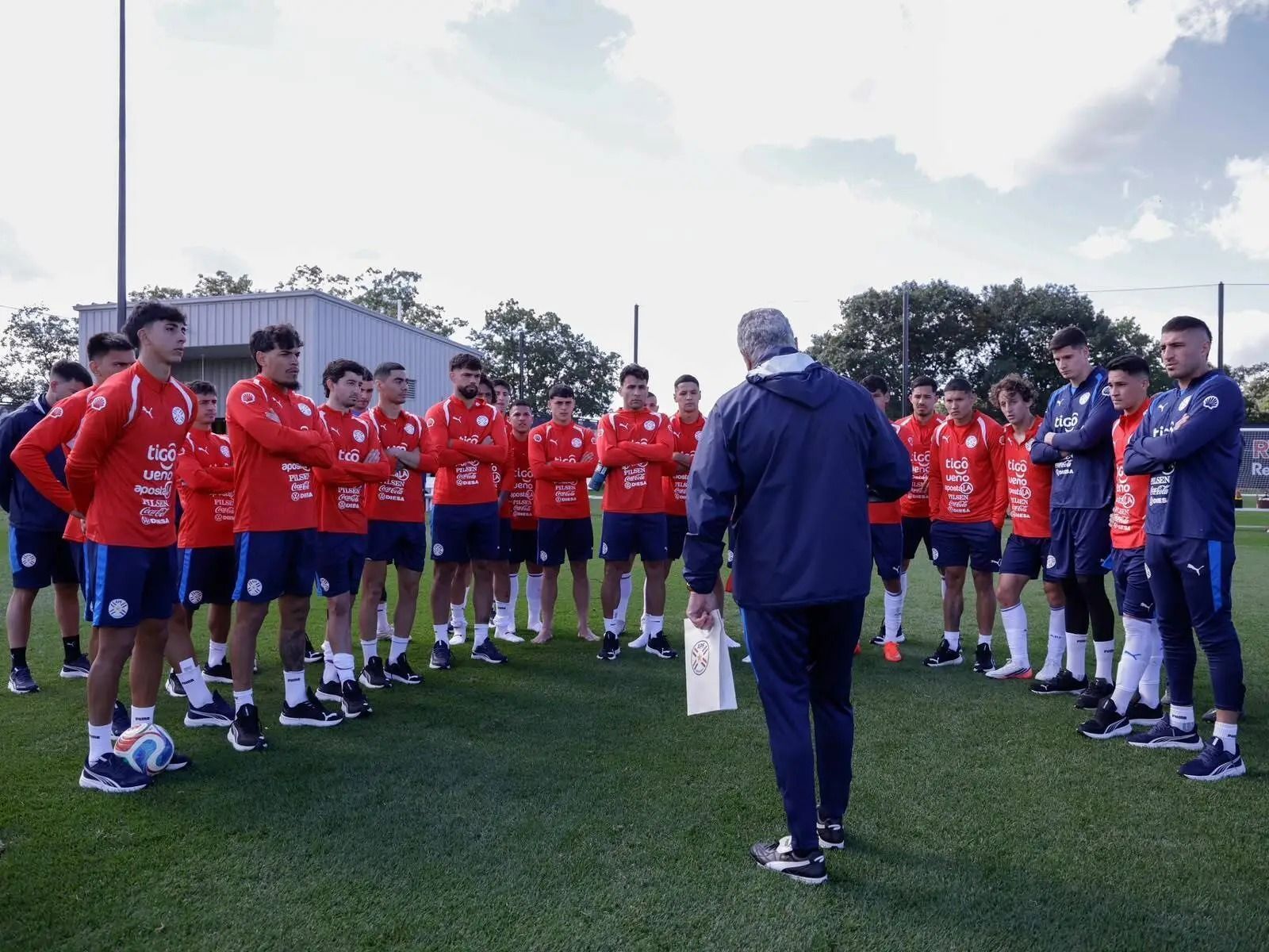 Titular do Palmeiras não atua em jogo-treino do Paraguai, e clube aguarda voltas