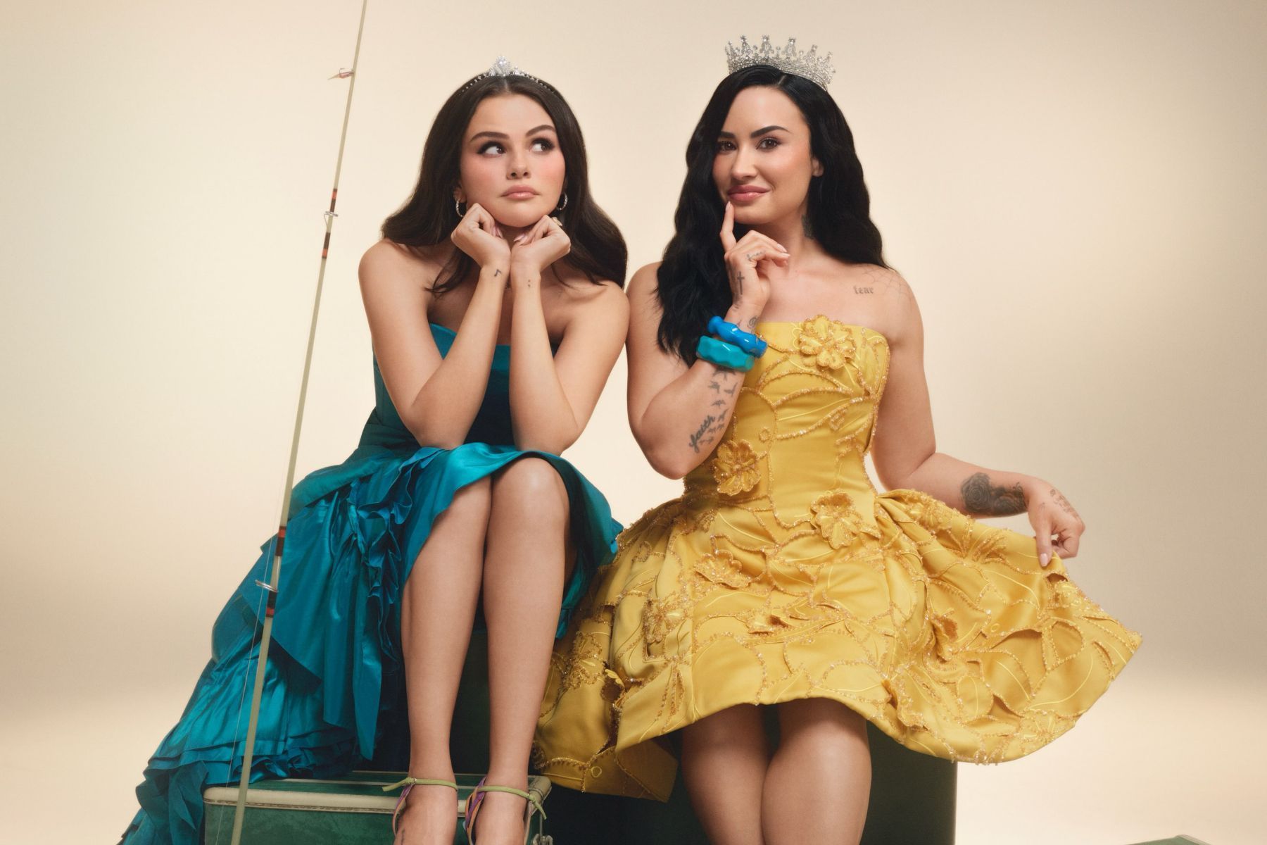 Selena Gomez estreia campanha publicitária ao lado de Demi Lovato e fãs reagem: ‘Estética perfeita’