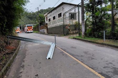 Sinalização de interdição foi removida de forma irregular na Estrada Athos Branco da Rosa em Juiz de Fora • PJF/Divulgação