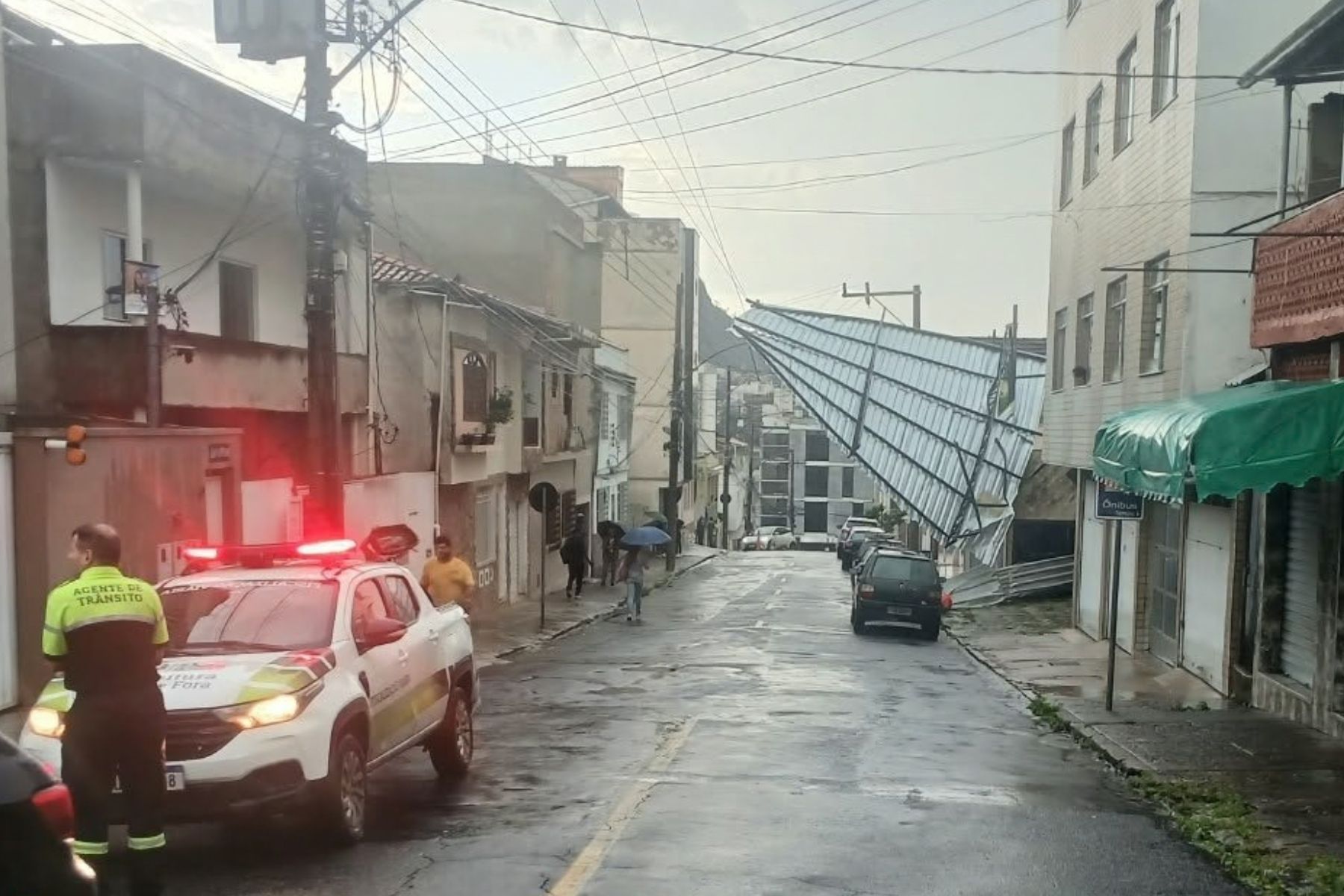Ventos de mais de 60 km/h causam queda de árvores e destelhamento em Juiz de Fora