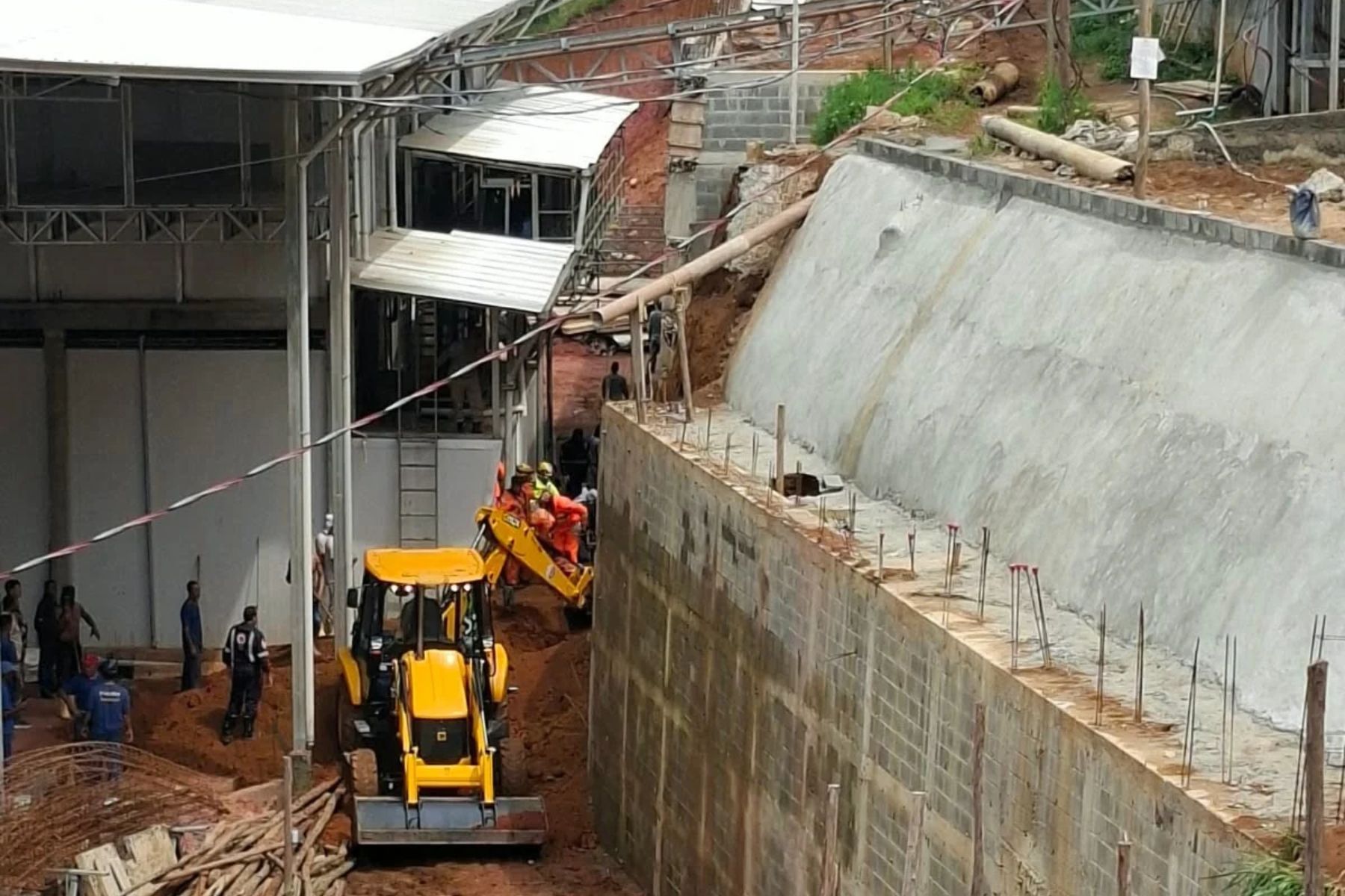 Dois trabalhadores morrem após soterramento em obra na Zona da Mata