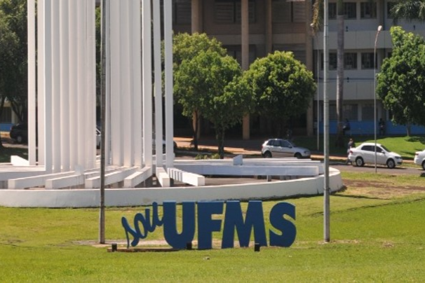 UFMS abre edital com 154 vagas e salários de até R$ 5,2 mil para técnico-administrativo