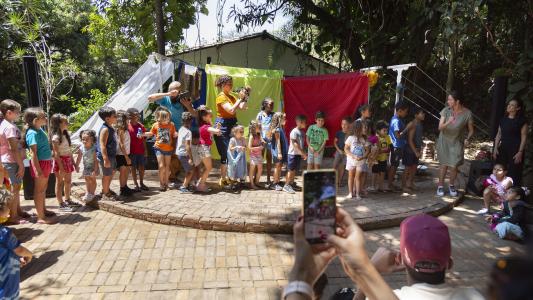 Vinci Teatro Inventivo celebra o Dia das Crianças com apresentação gratuita do espetáculo “Lá no Quintal”