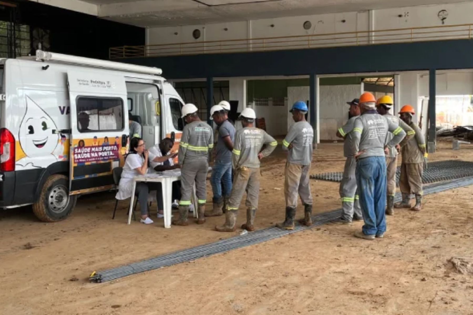 Trabalhadores de obras de drenagem e esgotamento sanitário são vacinados em Juiz de Fora