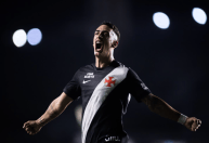 Com gols no fim, Vasco vence de virada e complica Corinthians no Brasileiro
