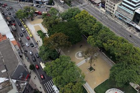 Vista áerea da Praça Clodesmidt Riani no Centro de Juiz de Fora