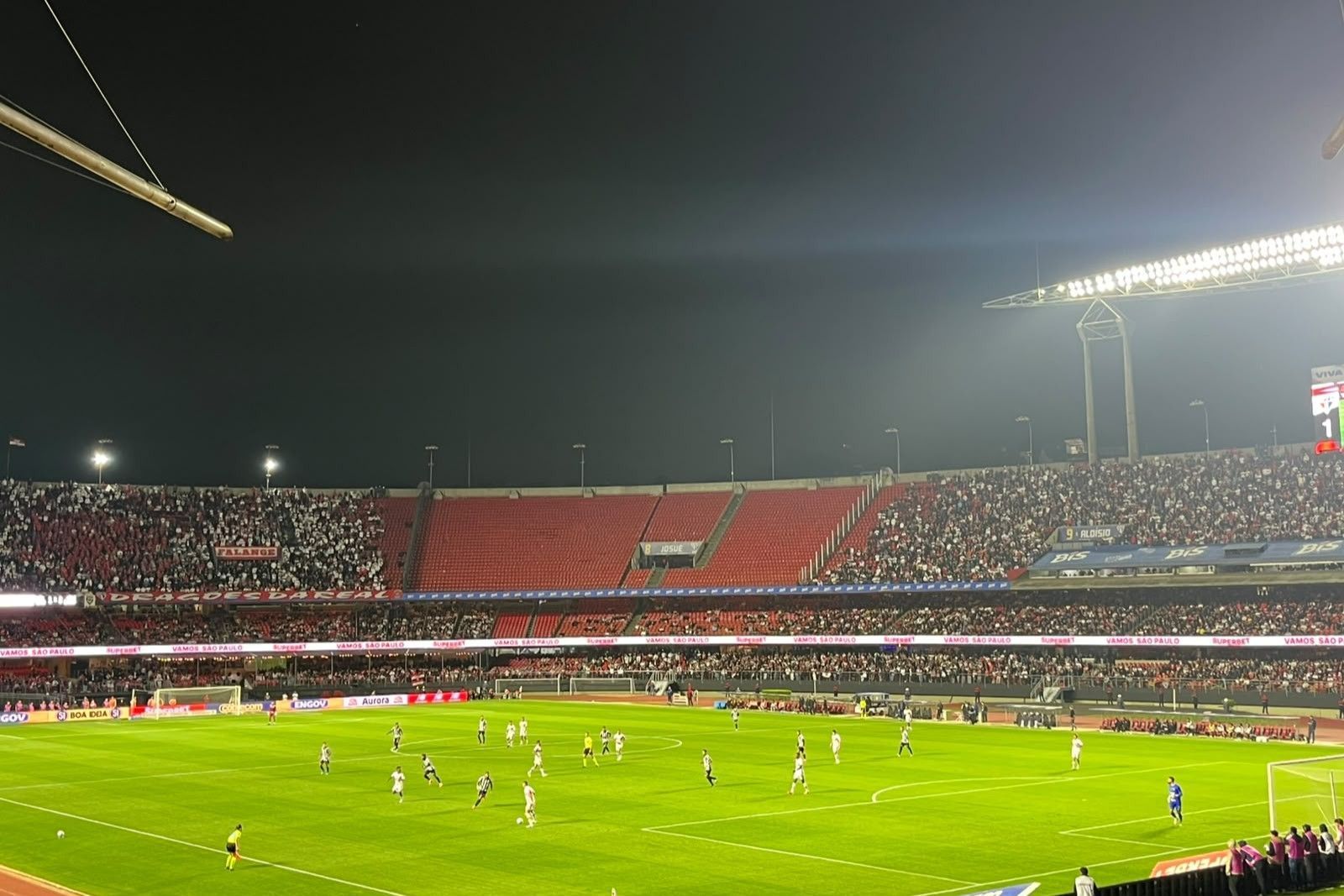 Titular do Santos sente lesão e deixa clássico contra o São Paulo