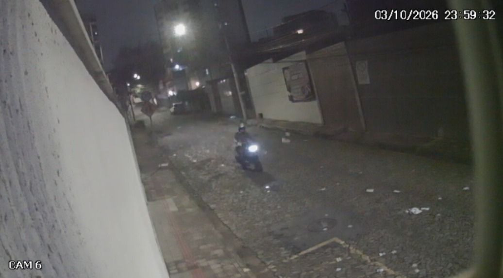 Vídeo: motociclista joga santinhos em rua na Pampulha, em BH