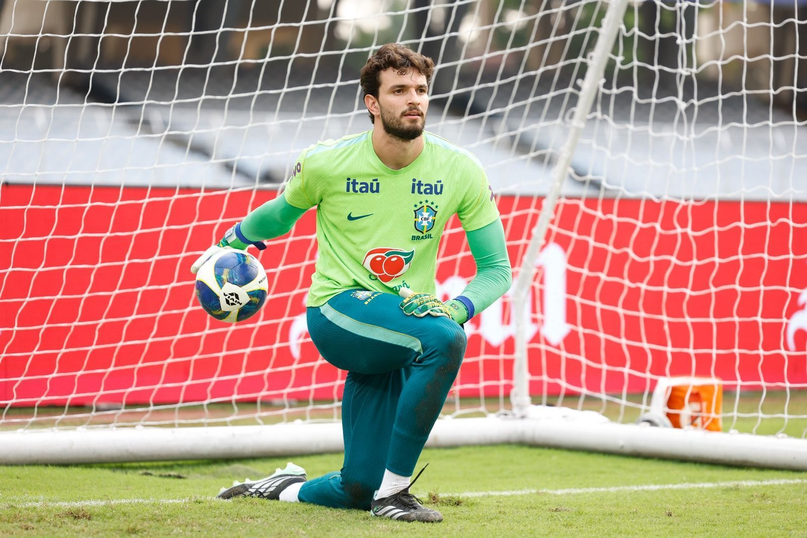 Ex-Cruzeiro, Gomes vê Otávio como futuro da Seleção Brasileira: 'Potencial dele é incrível'