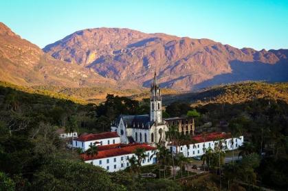 Santuário do Caraça reúne patrimônio histórico e áreas naturais na Serra do Espinhaço, em Minas Gerais