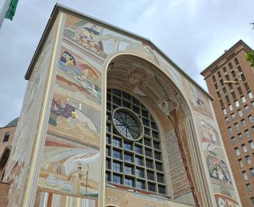Mosaicos nas fachadas da Basílica retratam passagens bíblicas e compõem o projeto artístico Jornada Bíblica • Rúbia Layane/Itatiaia