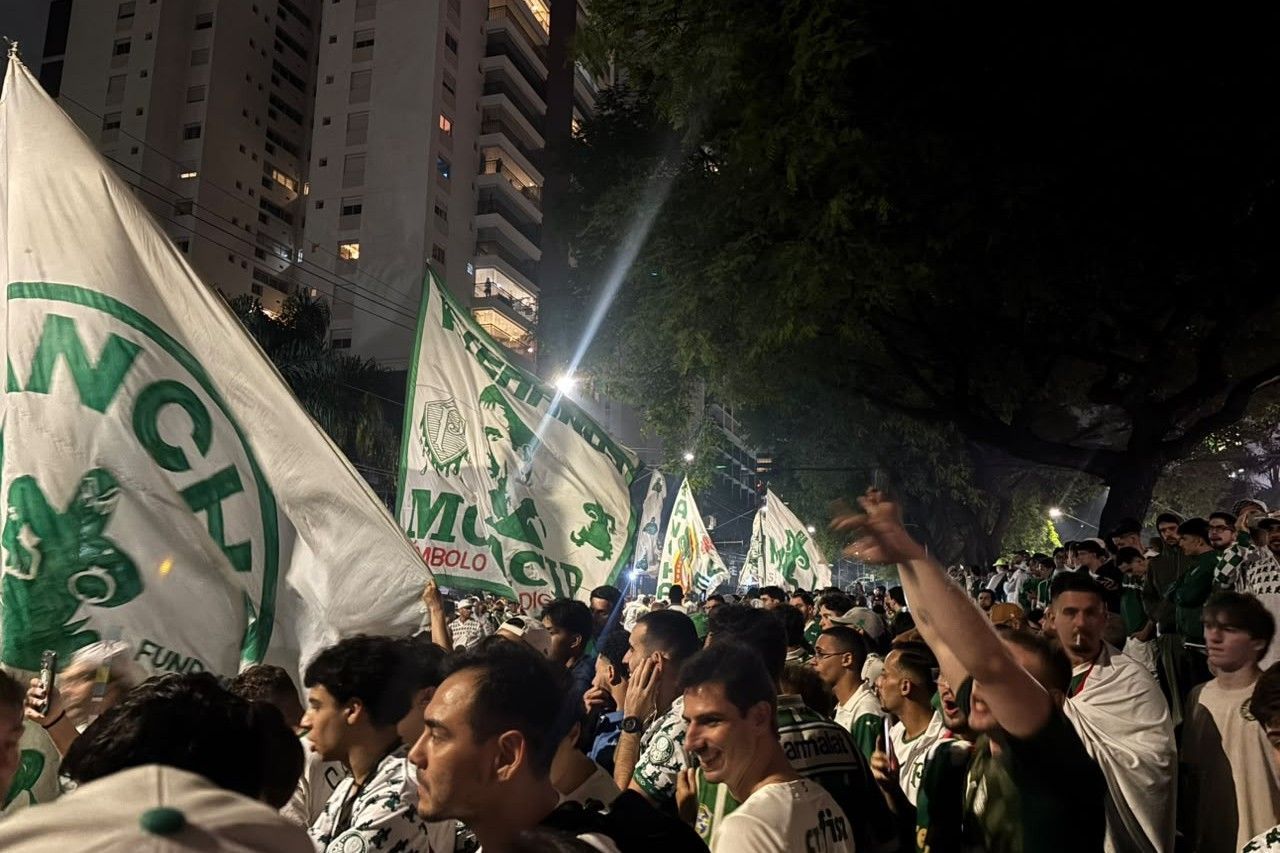 Torcida do Palmeiras 'conduz' elenco antes de semi contra o Fluminense; veja imagens