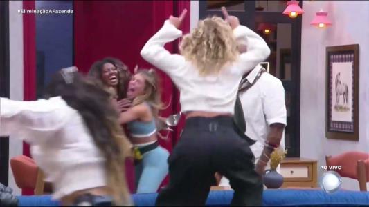 Tina é recebida aos gritos por aliados • Reprodução/Record