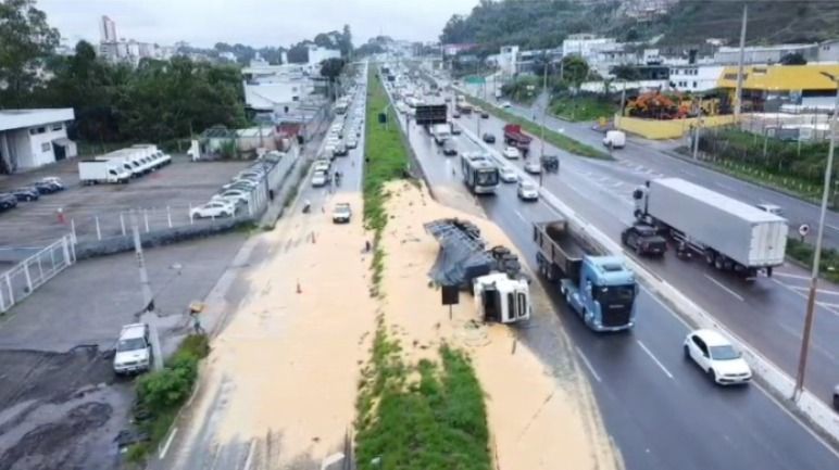 Carreta carregada com milho tomba e causa congestionamento no Anel Rodoviário de BH