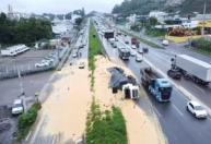 Carreta carregada com milho tomba e causa congestionamento no Anel Rodoviário de BH