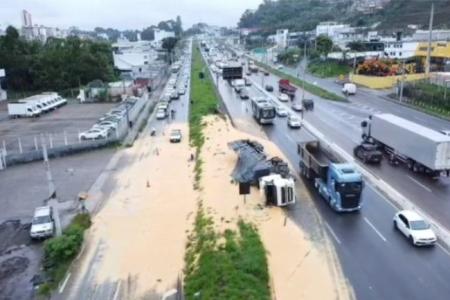 Carreta carregada com milho tomba e causa congestionamento no Anel Rodoviário de BH