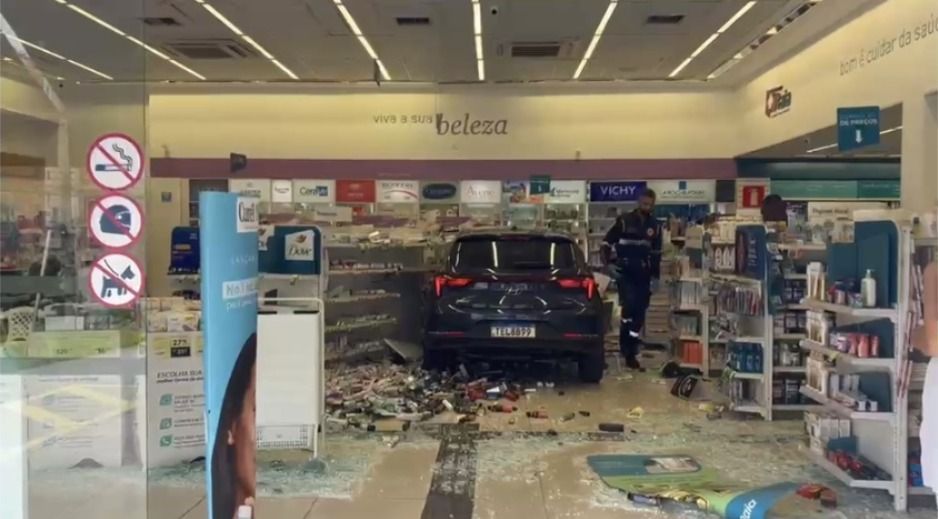 Vídeo: carro dirigido por idosa invade drogaria em BH, provoca estragos e atinge mulher