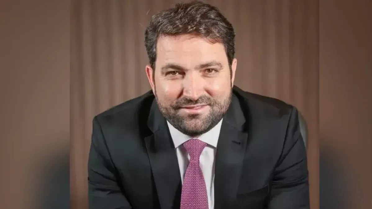 Flávio Bolsonaro e advogado Willer Tomaz compartilharam voos, empresas e mansão, diz PF