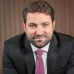 Flávio Bolsonaro e advogado Willer Tomaz compartilharam voos, empresas e mansão, diz PF