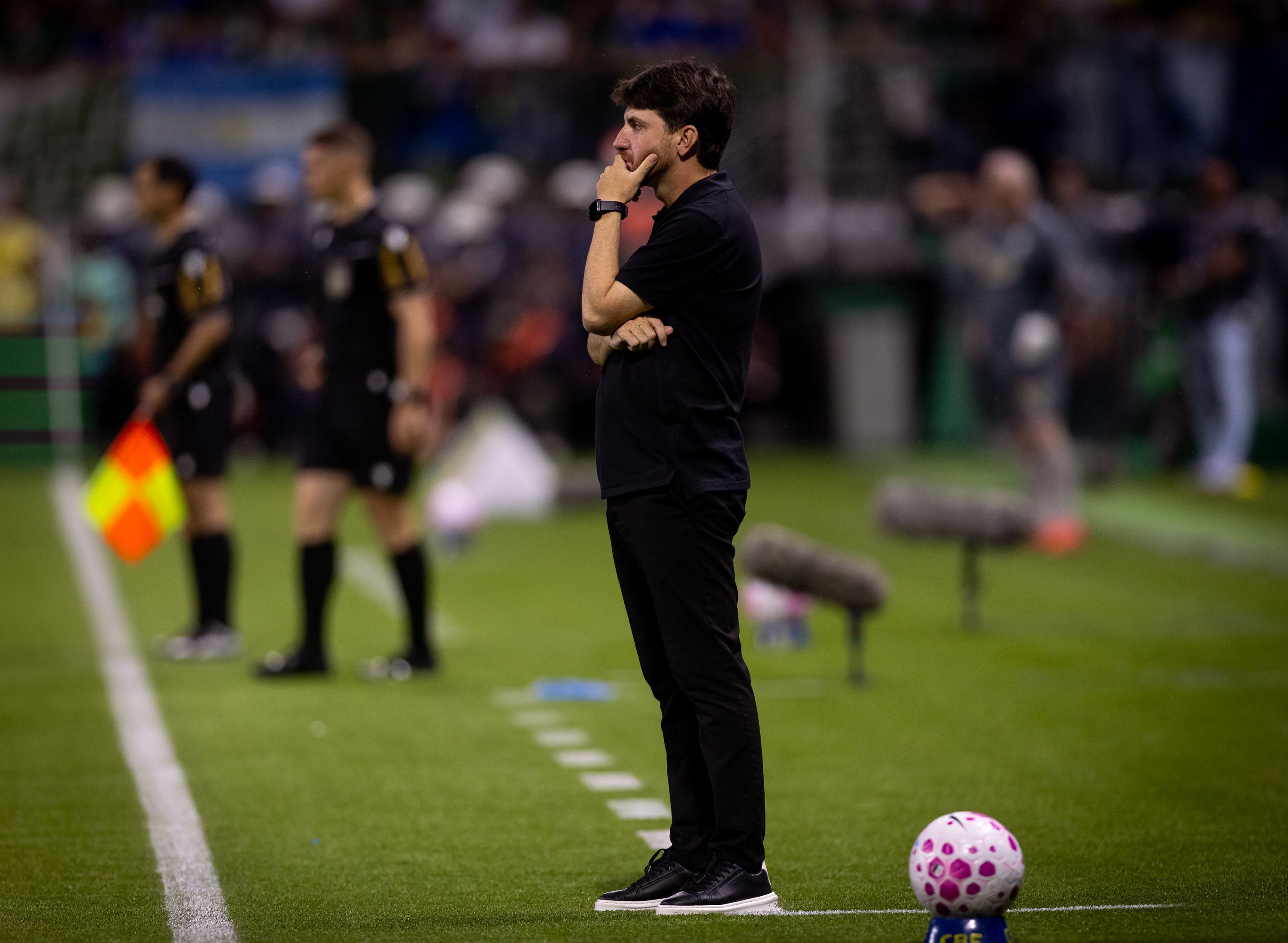 Auxiliar defende Memphis e abre o jogo sobre chegada de Seedorf ao Corinthians