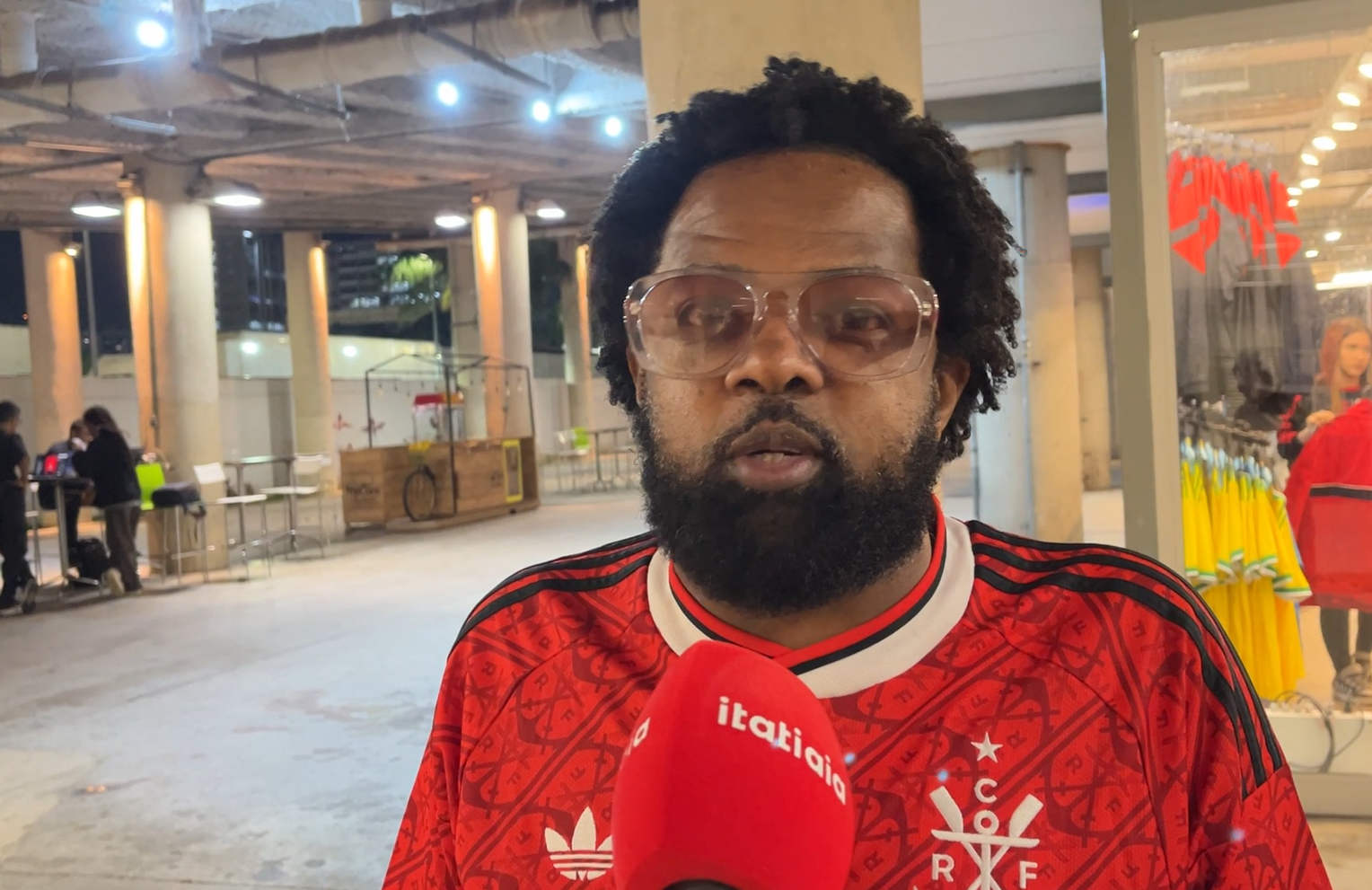 À Itatiaia, Xande de Pilares celebra a vitória do Flamengo sobre o Atlético: 'Superação pura'