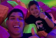 Zé Vaqueiro se pronuncia após montagem dele com o filho e Milca viralizar