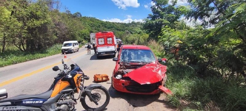 Acidente entre dois carros e caminhão deixa três feridos na BR-381, em Santa Luzia-MG