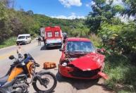 Acidente entre dois carros e caminhão deixa três feridos na BR-381, em Santa Luzia-MG