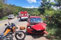 Acidente entre dois carros e caminhão deixa três feridos na BR-381, em Santa Luzia-MG